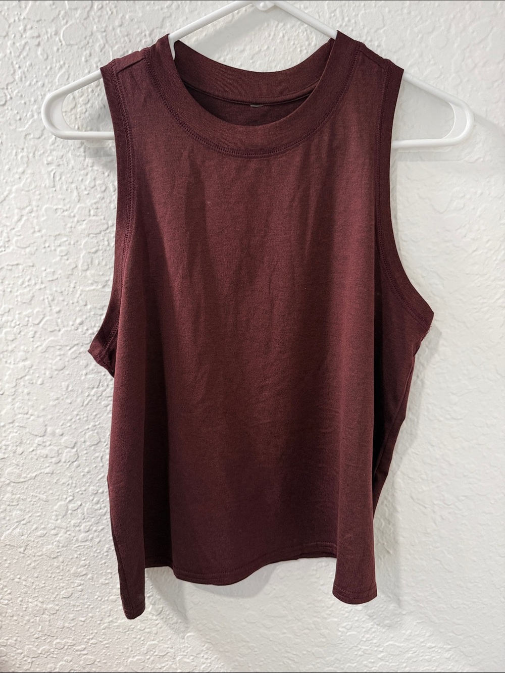 Vuori Women’s Burgundy Heather Cropped Energy Tank Top P2P: 18”